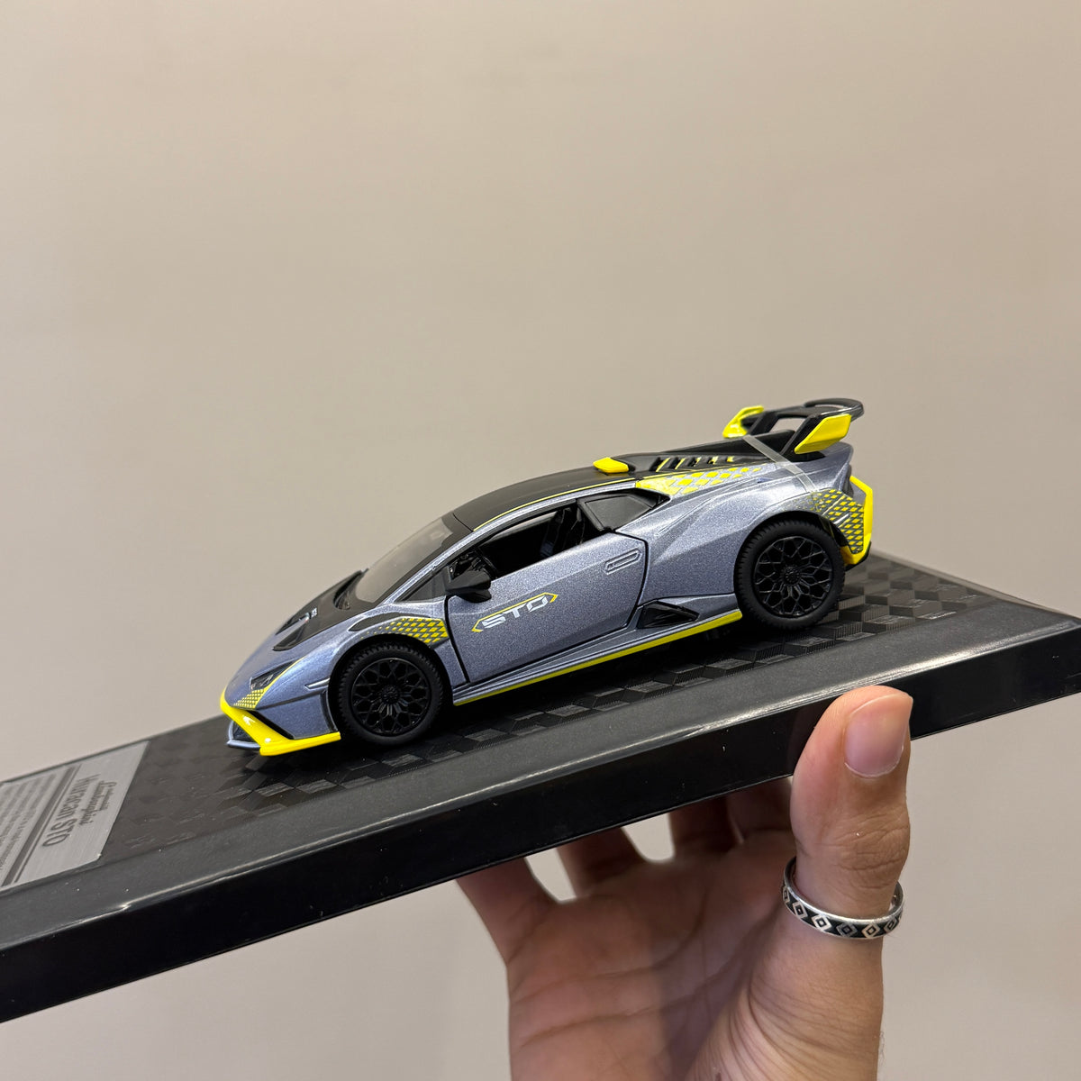Lamborghini Huracan STO 1:32 scale CCA model