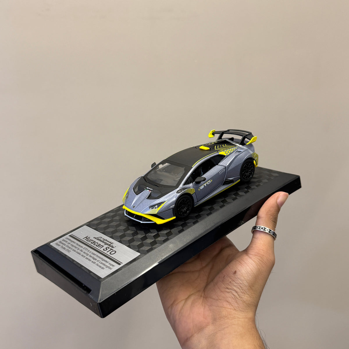 Lamborghini Huracan STO 1:32 scale CCA model