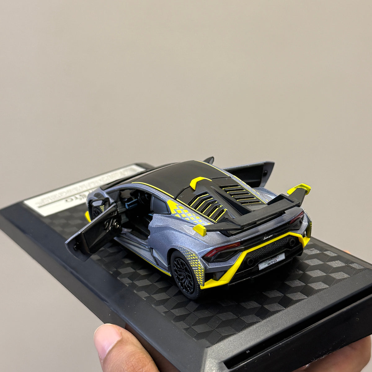Lamborghini Huracan STO 1:32 scale CCA model